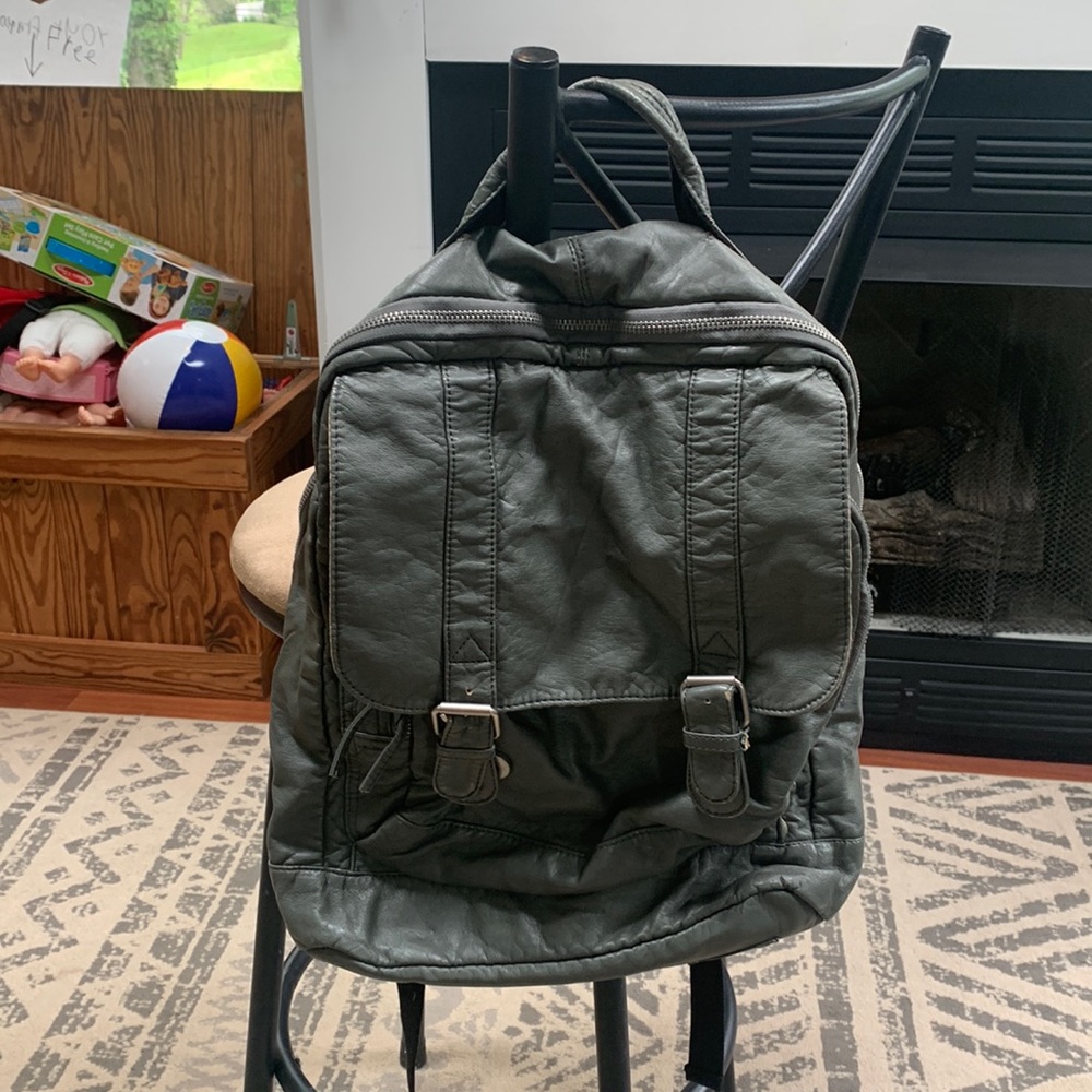Deena & Ozzy faux leather dark gray backpack